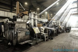 In einer Produktionsanlage stecken viele Betriebsmaschinen, die im Schadensfall dringend eine Reparatur benötigen.